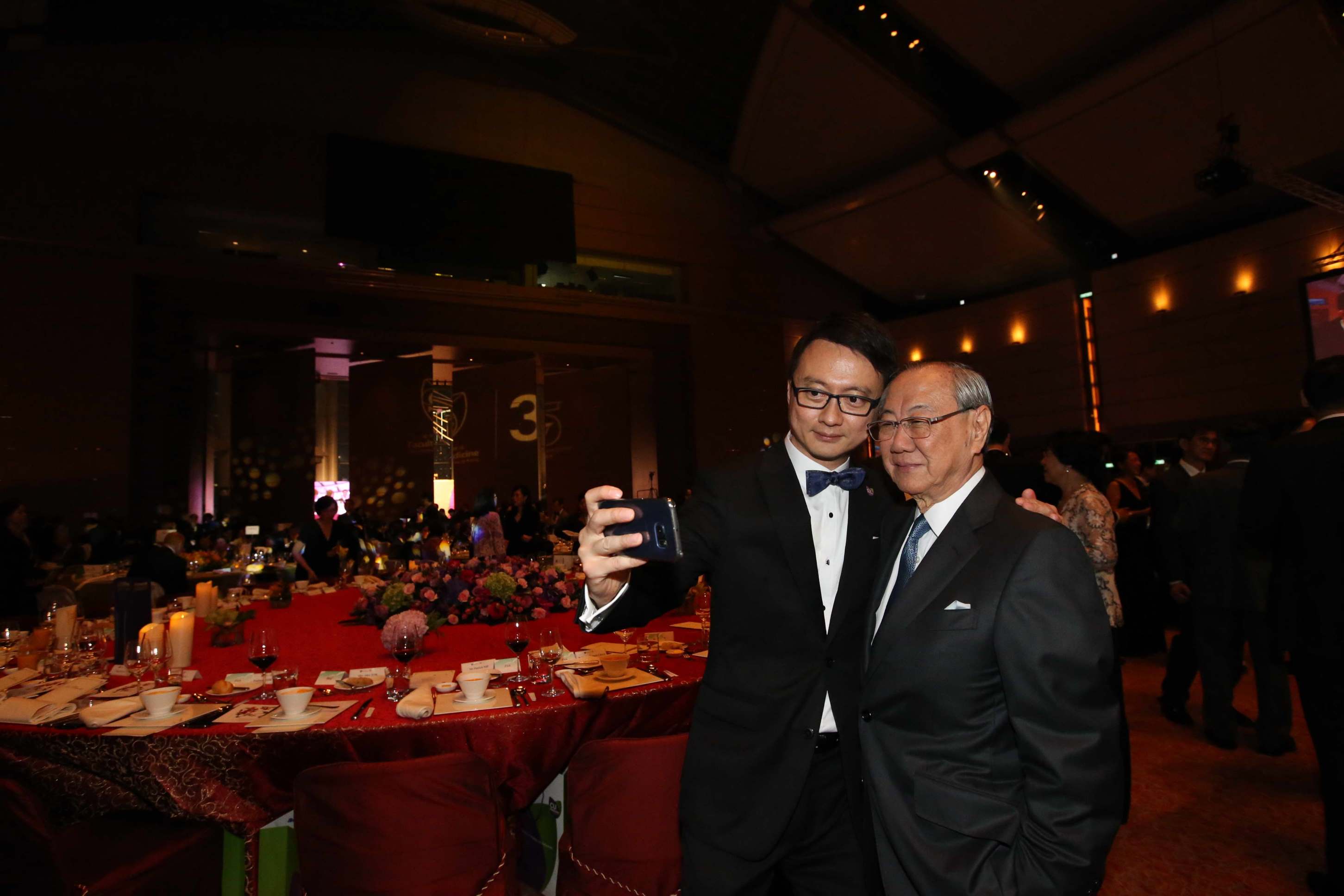 医学院院长陈家亮教授(左）与嘉宾利用手机自拍，留下开心时刻。